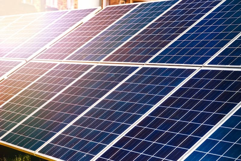 Instalación de paneles solares, almacén de distribución de material fotovoltaico